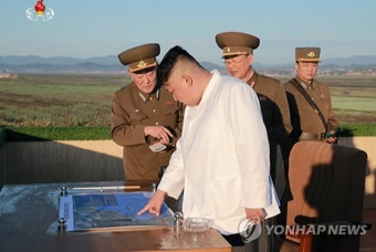 北 김정은, 신형 지대공 요격미사일 시험사격 참관 | 연합뉴스