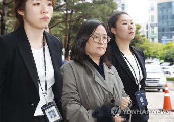 강제송환으로 모습 드러낸 유섬나 | 연합뉴스