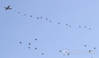국군의 날 축하하는 '고공강하' | 연합뉴스