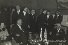 린든 존슨 미국 대통령과 담화 나누는 이효상 국회의장 | 연합뉴스