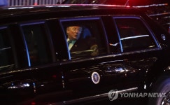 '더 비스트' 타고 청와대 향하는 트럼프 | 연합뉴스