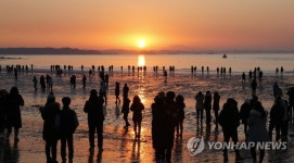 서해 연포해수욕장 찾은 해맞이 인파 | 연합뉴스