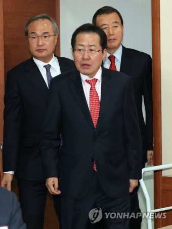 자유한국당 신임 조직위원장 임명장 수여식 | 연합뉴스