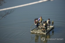 옛 정취 뽐내는 대나무 갯배 | 연합뉴스