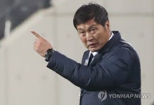 작전 지시하는 정성천 감독 | 연합뉴스