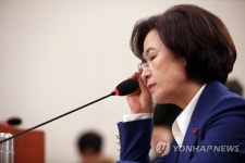 안경 고쳐 쓰는 추미애 | 연합뉴스