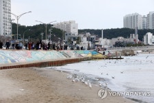포항 영일대해수욕장에 나온 나들이객 | 연합뉴스