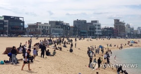 행락객으로 북적이는 강릉 안목 해변 | 연합뉴스