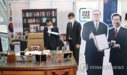 고 김대중 전 대통령 서재 살펴보는 민주당 이해찬 대표 | 연합뉴스