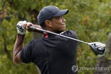 PGA 조조챔피언십서 티샷하는 타이거 우즈 | 연합뉴스