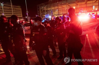미 미시간 개표장 밖에서 찬ㆍ반 트럼프 시위대 충돌 막는 경찰 | 연합뉴스