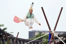 구름을 배경 삼아…줄타기 명인의 공연 | 연합뉴스
