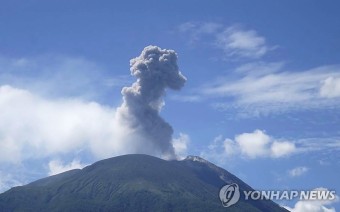 연기와 화산재 내뿜는 인니 레워톨로 화산 | 연합뉴스