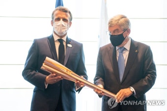 도쿄올림픽 개회식 전 성화봉 건네받는 마크롱 | 연합뉴스