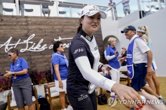 LPGA 투어 파운더스컵 자원봉사자에 사인볼 주는 고진영 | 연합뉴스