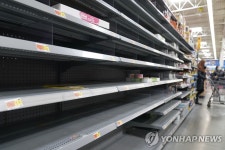 코로나 확산 속 공급망 차질로 텅 빈 미 뉴저지 월마트 진열대 | 연합뉴스