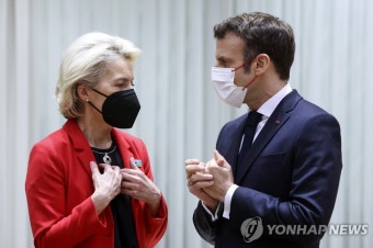 EU 집행위원장과 '우크라 사태' 논의하는 마크롱 | 연합뉴스