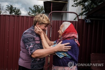 6개월만에 하르키우서 재회하는 우크라 자매 | 연합뉴스
