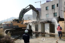 다시 시작한 광주 학동4구역 철거 공사 | 연합뉴스