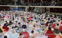 졸업, 이제는 성년… 동명여고 졸업식 및 성년례(成年禮) | 연합뉴스