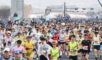 '4년 만에 재개'…광화문광장서 열린 서울 마라톤 대회 | 연합뉴스