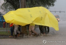 비상사태 발령…美 플로리다 남부 기록적 폭우 피해 | 연합뉴스