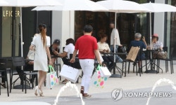 붐비는 현대프리미엄아울렛 대전점 | 연합뉴스