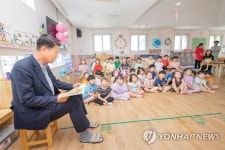 책 읽어주는 군수님 | 연합뉴스