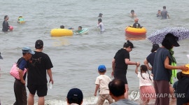 바다 찾아 더위 식히는 시민들…인천 을왕리해수욕장 | 연합뉴스