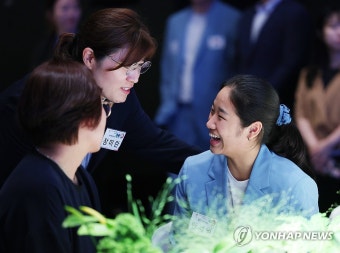 장미란 문체부 2차관과 대화하는 배드민턴 안세영 | 연합뉴스