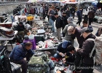 따뜻한 날씨…북적이는 동묘 벼룩시장 | 연합뉴스