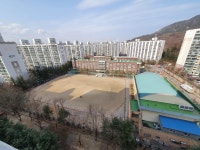 오늘 가본 복도식 아파트중에서 가장 경치가 좋네요! > 자유게시판 | 퀘이사존 QUASARZONE 오늘 가본 복도식 아파트중에서 가장 경치가 좋네요!