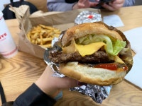 3대 버거 파이브가이즈 한국 상륙 초읽기… 갤러리아, 입점 추진... QUASARZONE 3대 버거 파이브가이즈 한국 상륙 초읽기… 갤러리아, 입점 추진