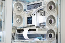 쥐씨-비슷한 모양새지만 사양은 다른 7800X3D+9070 XT , 265KF+5070 TI 화이트 디스플레이 짱짱조합 > PC조립/견적 | 퀘이사존... 