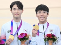 사이클 김정빈, 장애인 AG 첫 금메달…한마음으로 달렸다(종합) | 연합뉴스