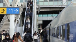 귀성행렬 시작된 서울역…집에서만 지내요 | 연합뉴스