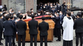 정진석 추기경 장례 미사 엄수…성직자 묘역서 영면 | 연합뉴스