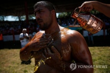 남자들의 끈적한 승부?…터키 오일 레슬링 | 연합뉴스