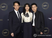 미국영화연구소(AFI) 시상식 오찬장 도착한 오징어 게임 주역들 | 연합뉴스