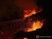 화산폭발의 후유증…아이슬란드 그린다빅 계속되는 용암분출 | 연합뉴스