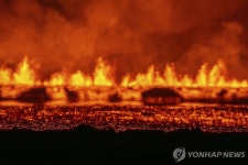 불타는 대지…아이슬란드 새로운 균열 발생에 용암 분출 | 연합뉴스