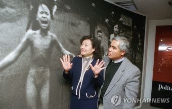 베트남전 상징 '네이팜탄 소녀' 찍은 사진기자 닉 우트 은퇴 | 연합뉴스