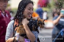 ′반려동물 한자리에′…LA서 열린 동물 축복 세례식 | 연합뉴스