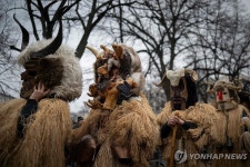 가면으로 악령 쫓기…불가리아 전통 쿠케리 축제 | 연합뉴스