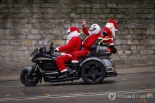 썰매 대신 오토바이…스페인 바르셀로나 산타 복장 레이서들 | 연합뉴스