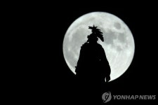 밤하늘 장식한 사냥꾼의 달…세계 곳곳서 떠올라 | 연합뉴스