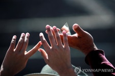 봄의 시작…멕시코 피라미드 앞에서 태양 에너지 받는 사람들 | 연합뉴스