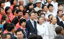 <潘 총장 맞은 고향 음성..잔칫집> | 연합뉴스