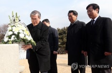 백범 김구 선생 묘역 찾은 문재인 | 연합뉴스