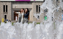 서울광장 분수 찾은 시민들 | 연합뉴스